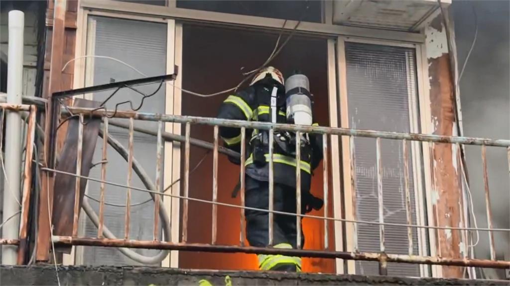 嘉義民宅大火延燒13戶　受災居民淚訴：什麼都沒了