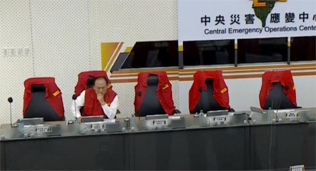 LIVE／因應「鳳凰」颱風！賴卓坐鎮災害應變中心　季連成也現身