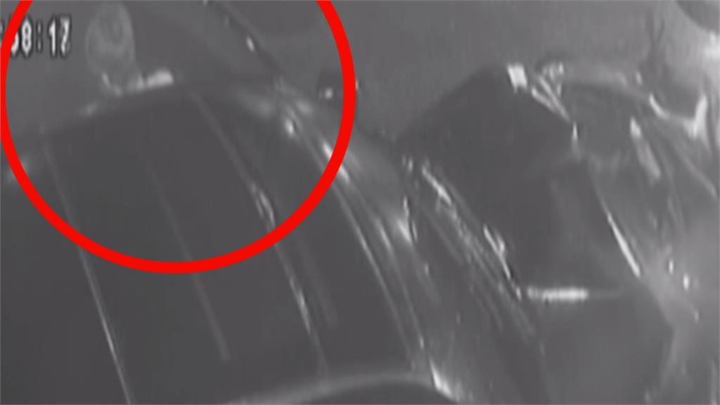 碰！休旅車失控連撞10輛機車　附近住戶：像打保齡球