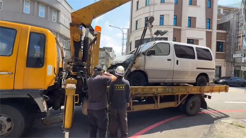 無獨有偶!彰廂型車火舌竄天 苗廂型車路口狂燒煙霧瀰漫