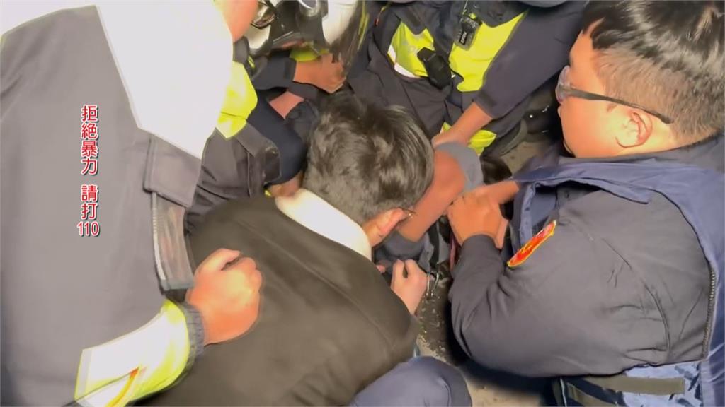 車內搜出毒! 猛男"持雙刀"隨機攔車攻擊 22名警力壓制仍拒捕