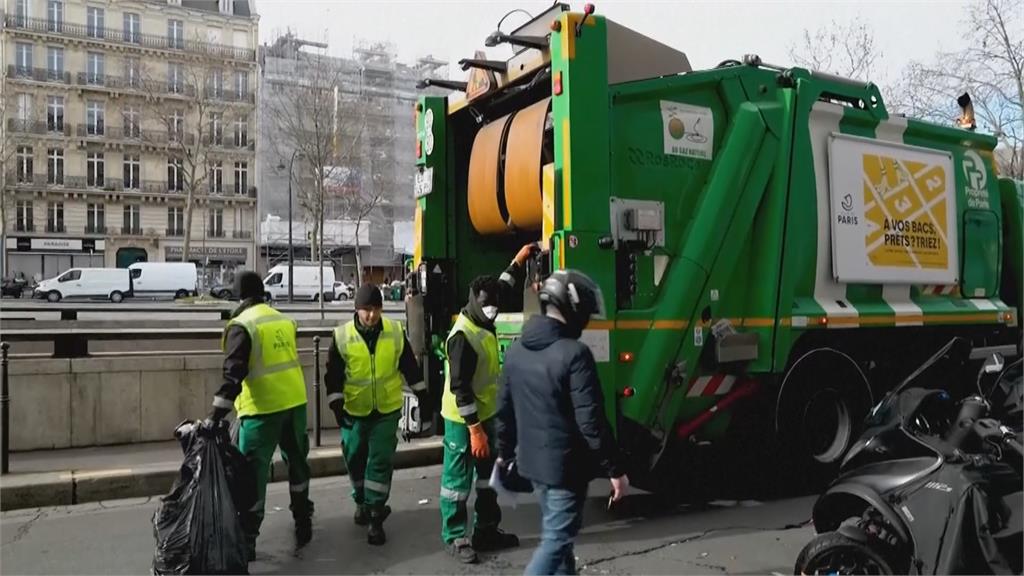 巴黎街頭1萬噸垃圾 數百清潔員逾200台垃圾車清運