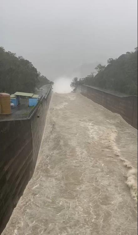 快新聞／台南有夠慘！淹水逾25公分災情驚人　民眾頻傳受困水庫緊急排洪