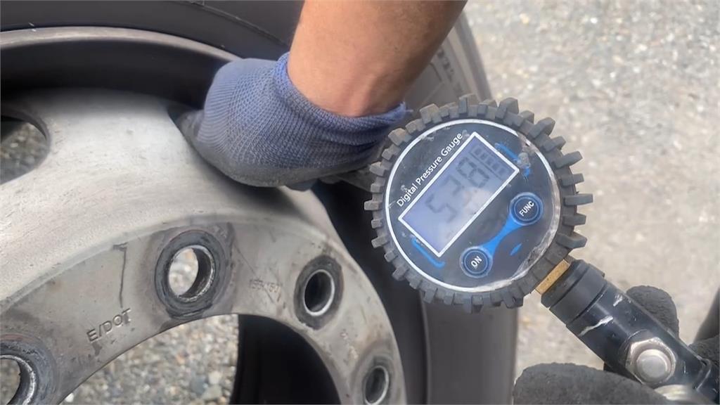大貨車輪胎脫離車體國道出走 跳到對向車道民眾嚇壞了