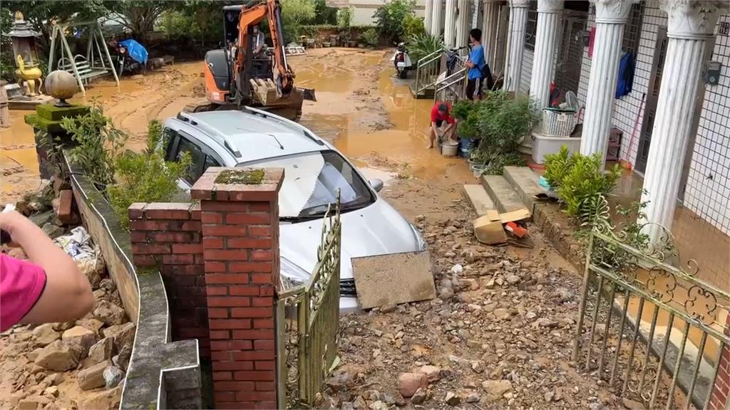 驚險！南投連日降雨釀土石流　大量土石沖進3民宅