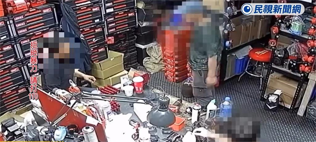 離職員工「拿斧頭狂砍主管」老闆制止奪利器！背後原因曝：這件事成導火線
