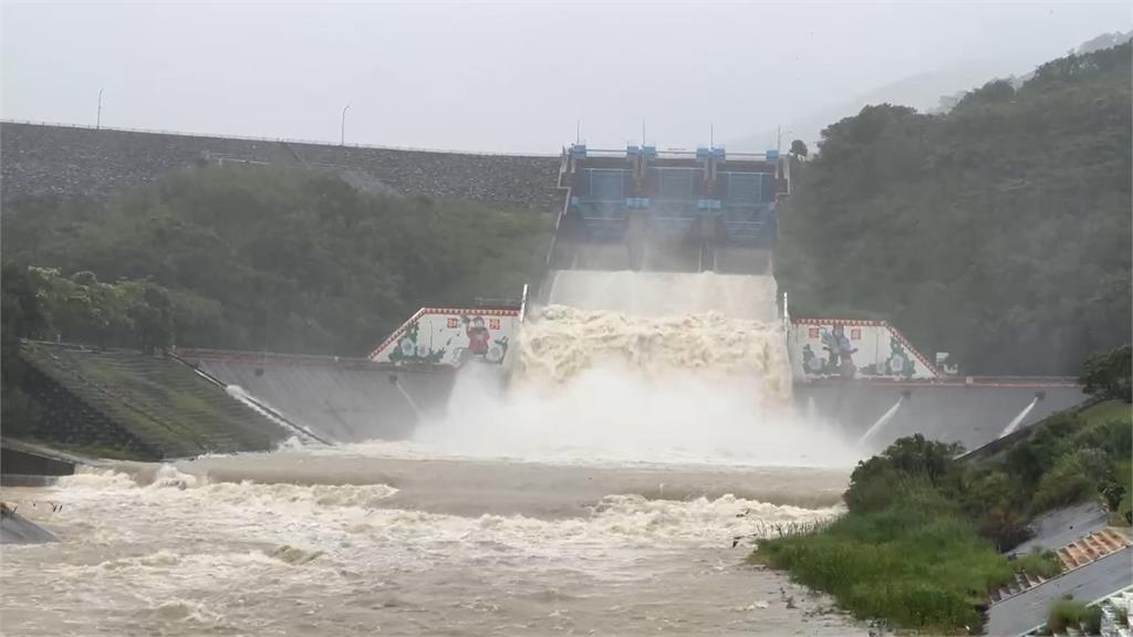 快新聞／水流狂瀉而下！牡丹水庫啟動洩洪　宛若「洪災」畫面曝光