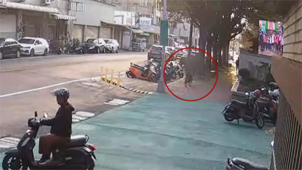 迅雷不及掩耳！　賊徒手撬機車坐墊　僅10秒得手6千