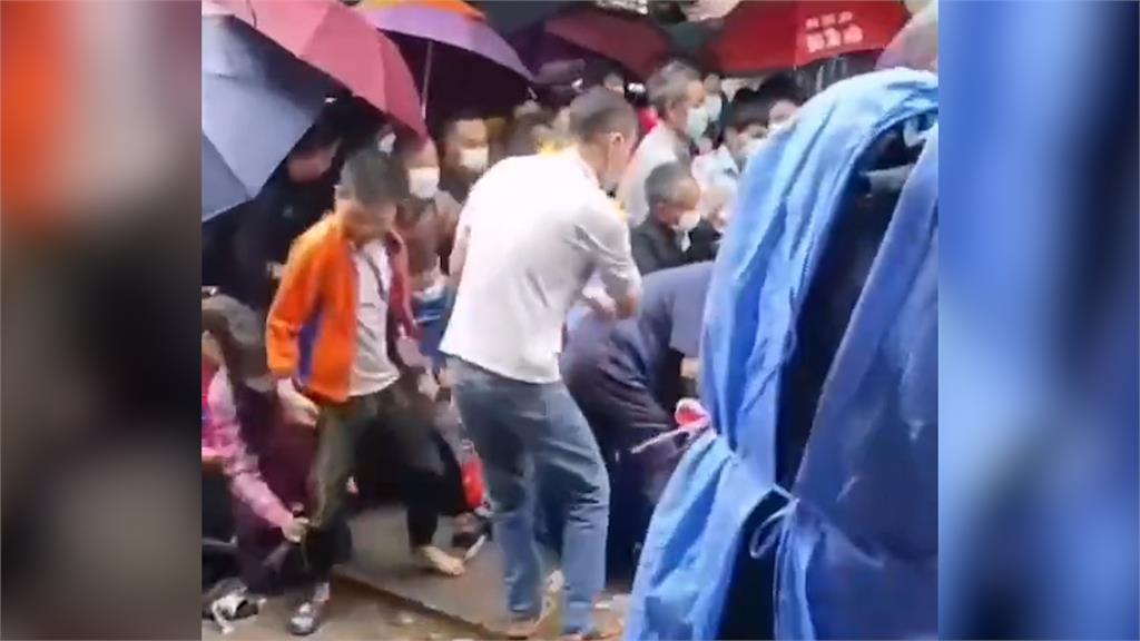 核酸釀踩踏事件！中國嚴格防疫騷亂不斷　廣東傳多人推擠遭踏斷手腳