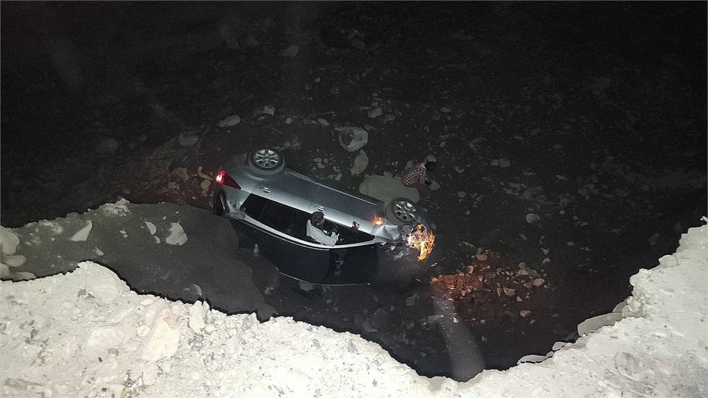 疑視線昏暗+不熟路況　夫妻誤闖產業道路墜6米深溪床