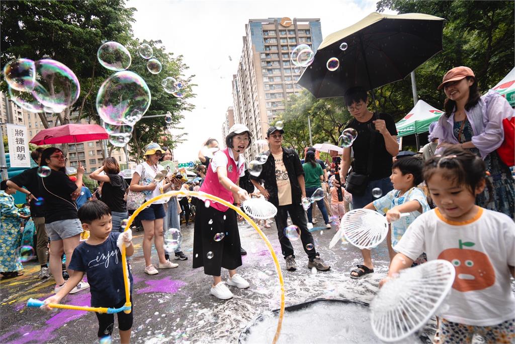 快新聞／大人小孩同樂！三峽北大社區封路　蘇巧慧攜兒童繪本作家嗨畫公車