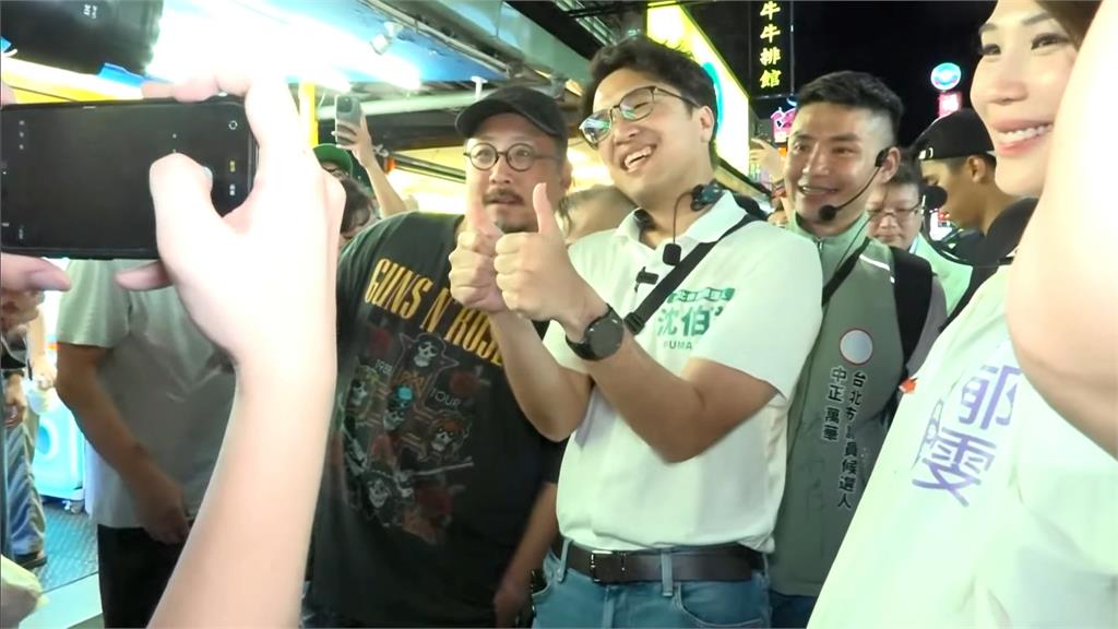 沈伯洋南機場夜市掃街展高人氣　民眾爭相合照、簽名喊「凍蒜」