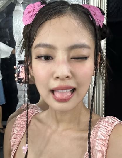 盤點7套 Jennie的「Chanel 山茶花搭配」！從紅毯到私服穿搭　人間香奈兒不是說假的！