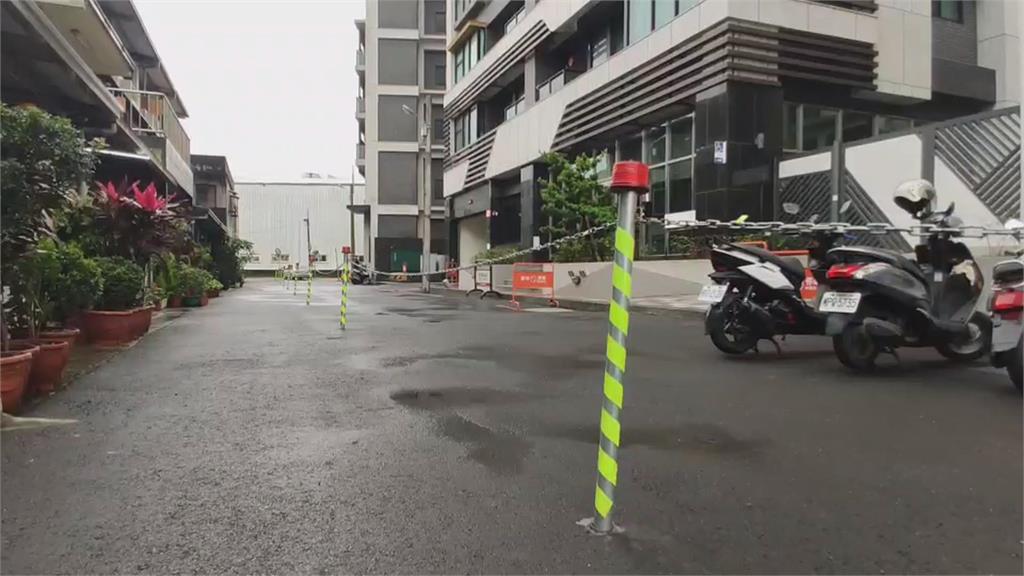 楚河漢界!?巷弄中央設鐵桿變私人車棚 住戶怒:出門要先拔鐵桿