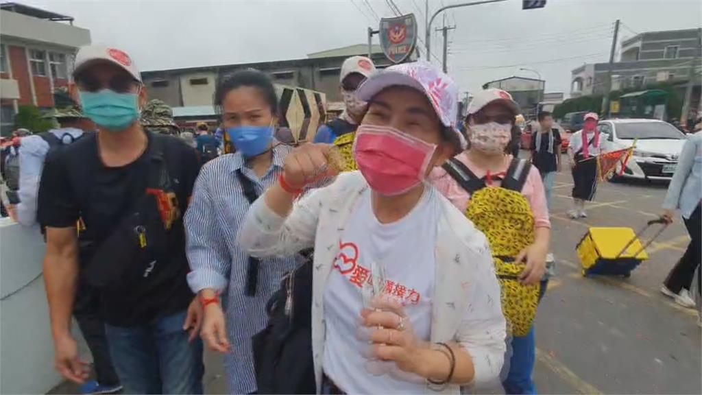 女香客參加媽祖遶境「遭偷手機」！急向員警求助突鈴聲響起超尷尬