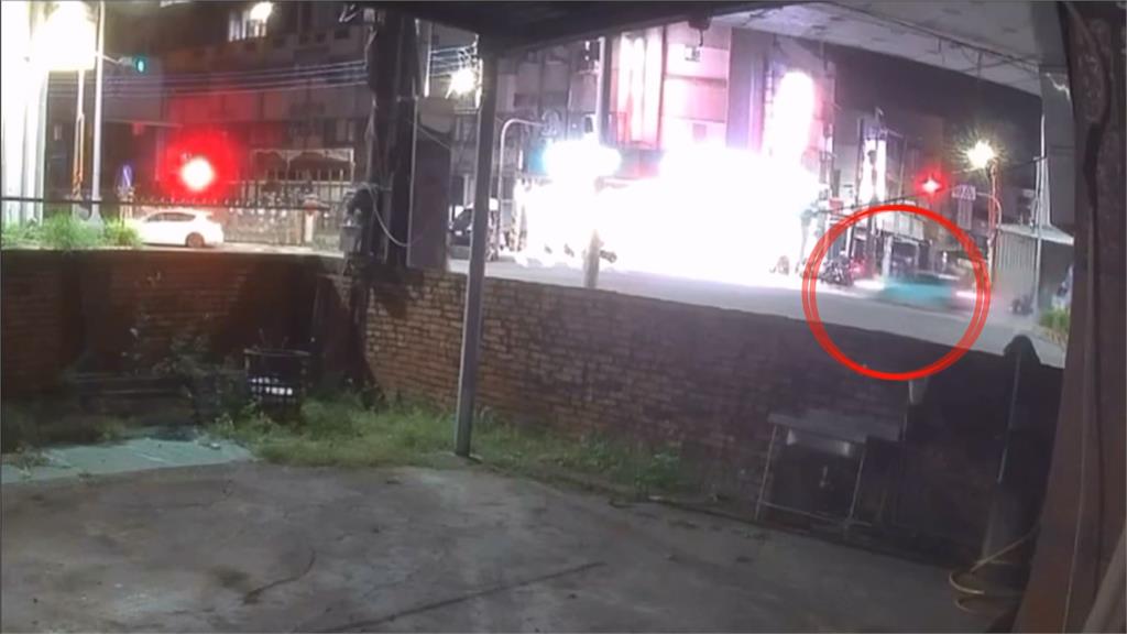 驚悚車禍！高雄轎車疑飆速失控自撞電線桿　車身慘凹成Ｖ字型