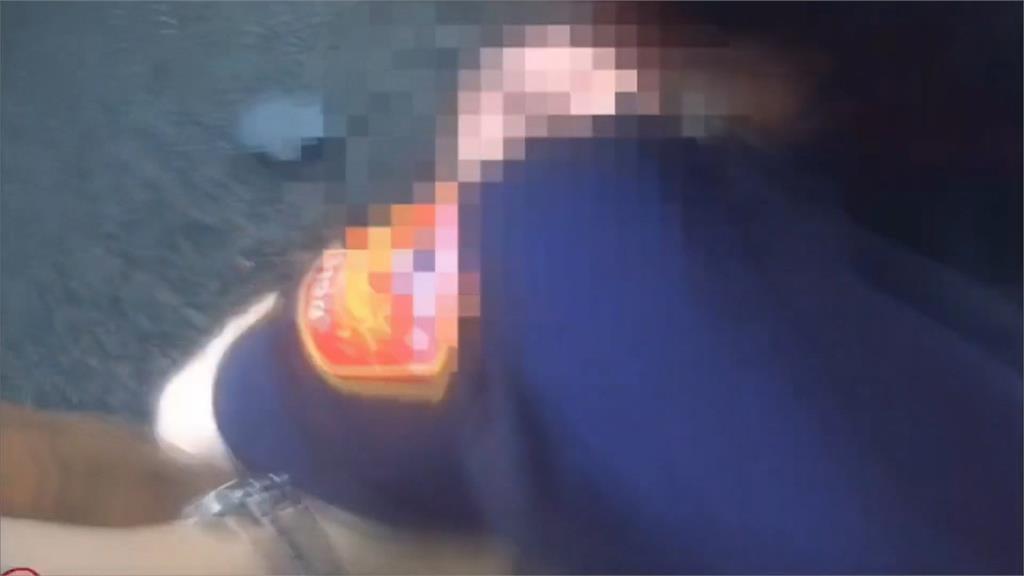 赤膊男徒步走上環東高架　見警靠近拔腿狂奔搜出毒