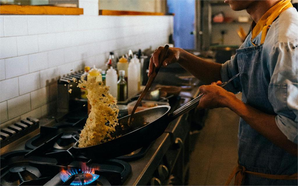 肉絲炒飯「用1醬料」來炒…他狂嘔：等於芋頭丟火鍋！網卻喊：你賺到了