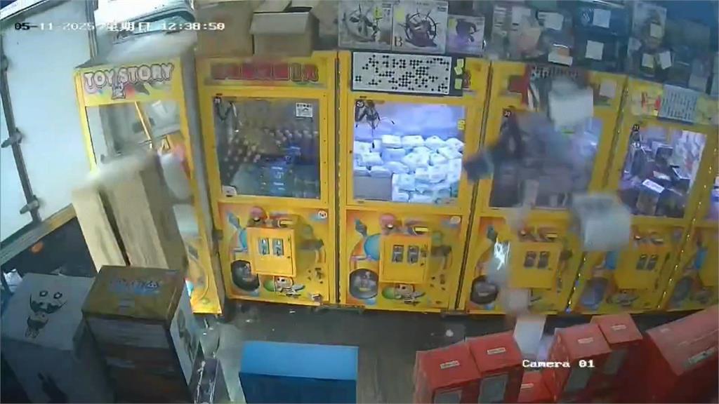 貨車疑急煞打滑衝進店家 毀6機車.6娃娃機台