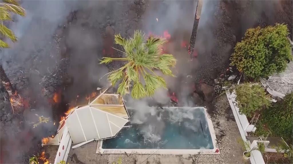 滾燙熔岩狂洩！西班牙火山爆發　民宅泳池遭「吞噬」震撼畫面曝