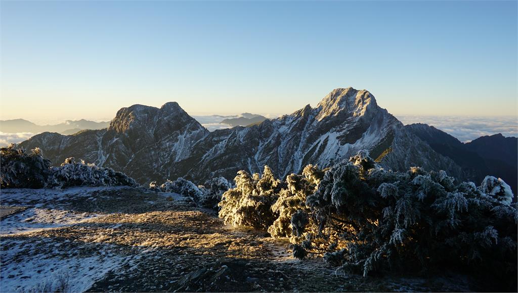 快新聞／玉山零下7.9度「積雪1公分」　銀白世界絕美畫面曝光