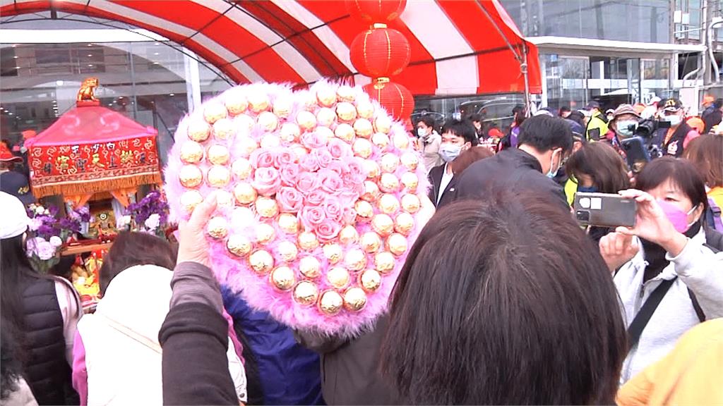 情人節「粉紅超跑」降臨彰化! 信徒特製「愛心花束」獻媽祖