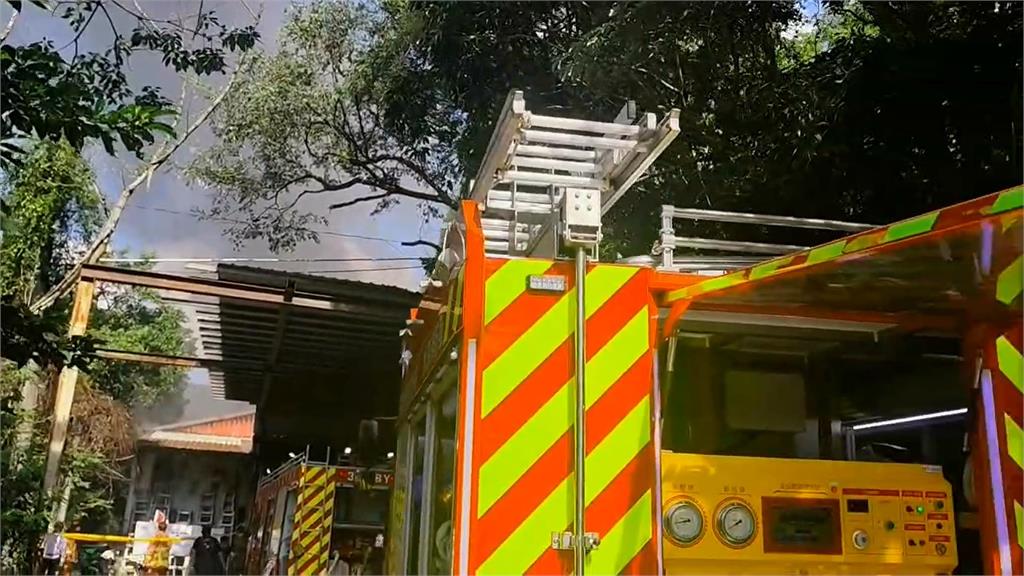 最新／汐止烤漆工廠祝融！黑煙狂竄天際畫面曝　2人送醫