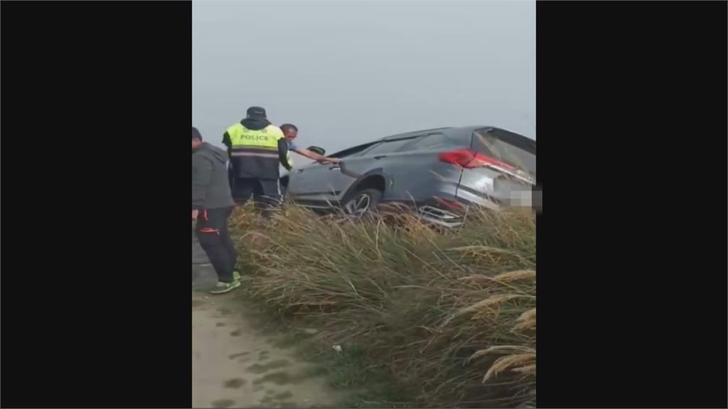 為禮讓他車!倒車不慎卡懸崖6小時 駕駛被拉出驚魂未定