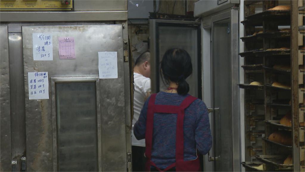 嚇!三重一麵包店老鼠爬到架上 麵包上頭爬竄啃食