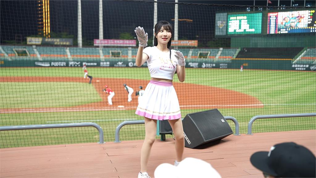一粒應援「忘動作愣2秒」!親媽台下目睹女兒出糗 嘴角破防爆魔性笑聲