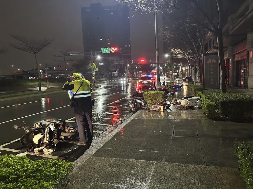 疑毒駕上路!女子撞9輛機車肇逃 企圖吞毒滅證遭警識破