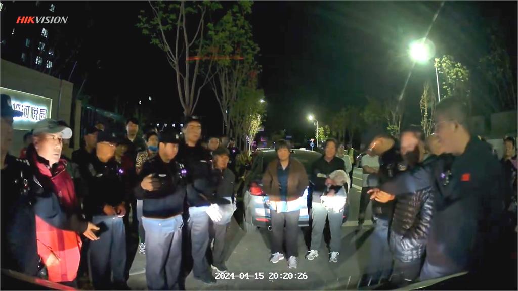 集體碰瓷!女子突坐在車前「駕駛秒被包圍」 警察這樣處理讓他傻眼