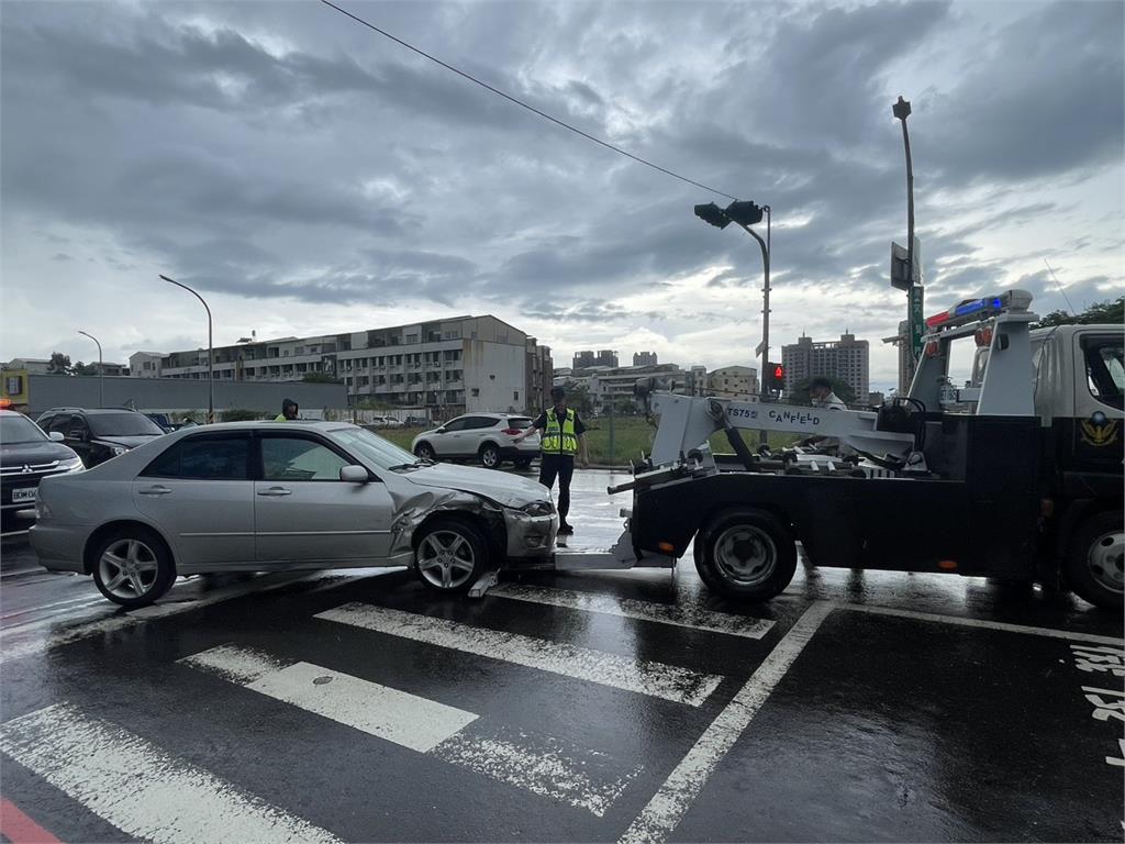 台南汽車暴衝車禍疑肇逃 警車內查獲毒品 肇事駕駛輕傷