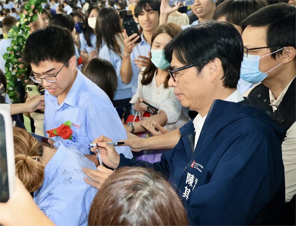 快新聞/出席鼓山高中畢典 陳其邁超夯:學生邀拍照、簽制服「來者不拒」