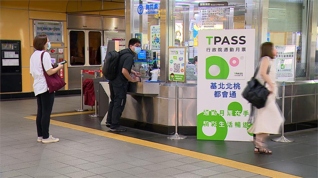 TPASS通勤月票今上路 台鐵估上班日人潮達7~8萬