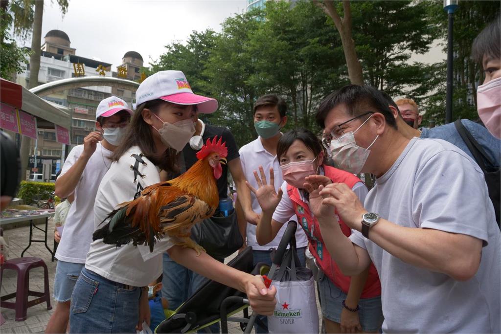 親子園遊會人潮滿滿!林佳龍籲「票投陳乃瑜」做年輕族群代言人