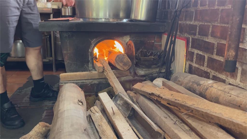 盼留住古早味! 屏東60年麵店堅持爐灶燒柴煮麵