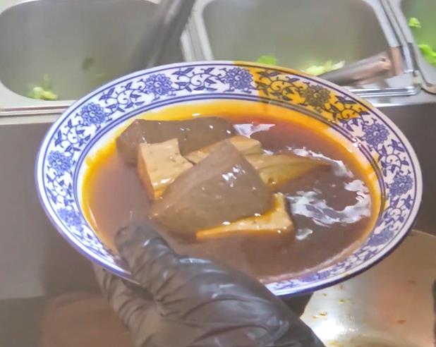 「全台最強夜市」自救！　店家掛紅布條送小吃衝人氣