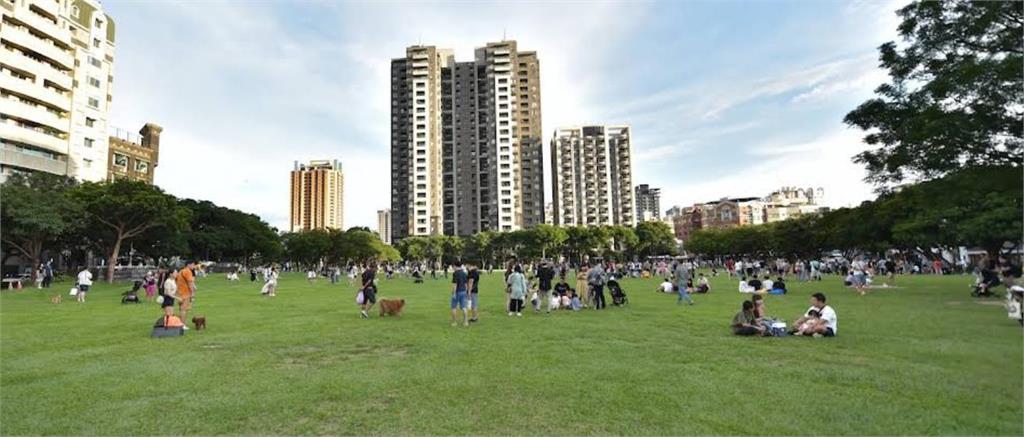 快新聞／台中「洋流」快看！沈伯洋明合體何欣純城市走讀　市民：戰鬥陀螺等你
