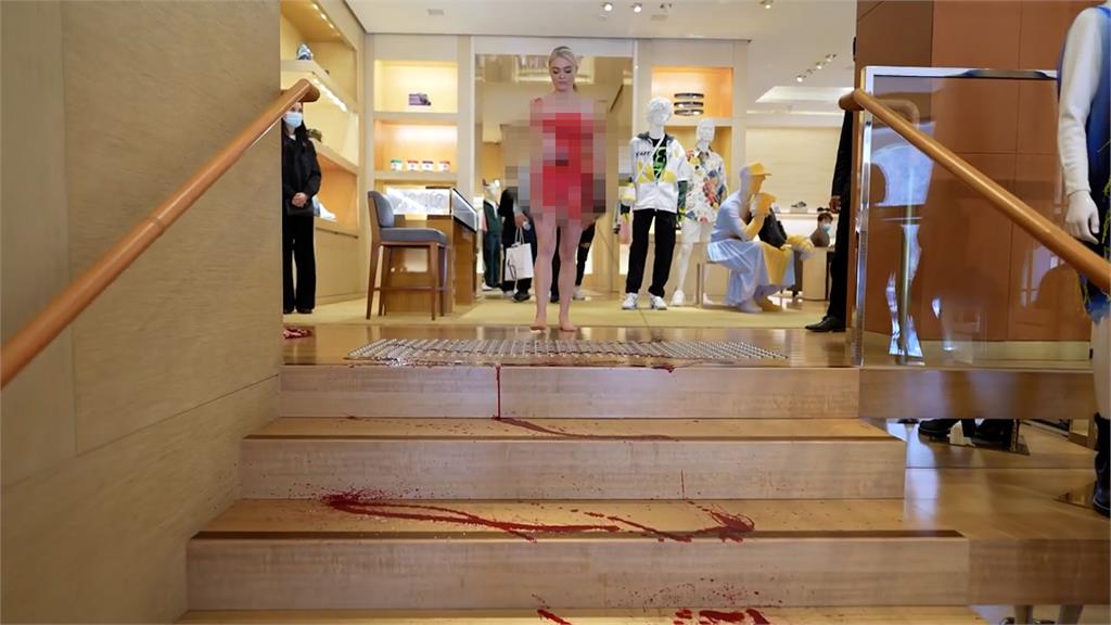 為救動物脫了！金髮素食妹衝名牌專櫃「潑血」示威　控精品業者虐殺