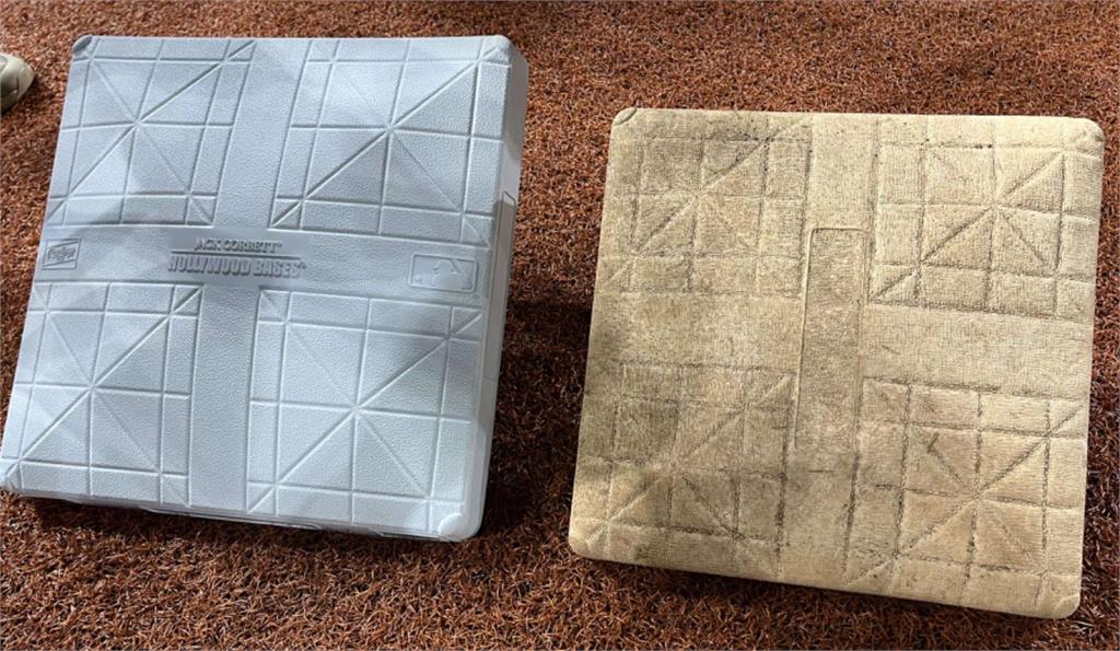 MLB／原來大聯盟壘包這麼巨！水手快腿連5年20盜「拔壘包紀念照」引網驚呼