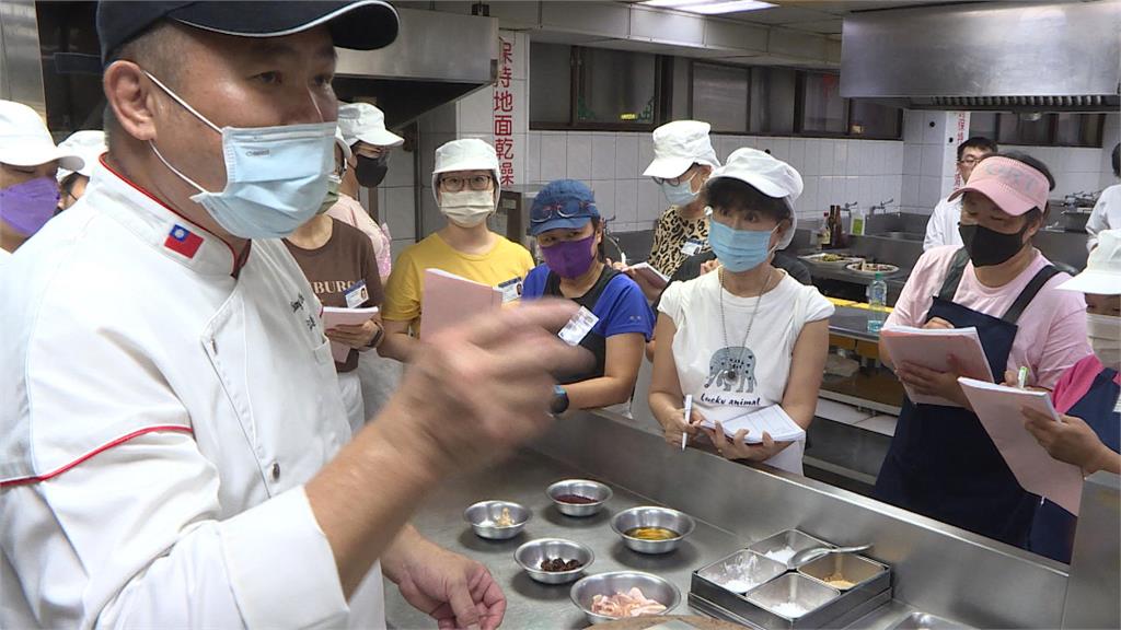 康樂街牛肉湯收2名學徒傳承美味 月子調理餐飯店主廚不藏私