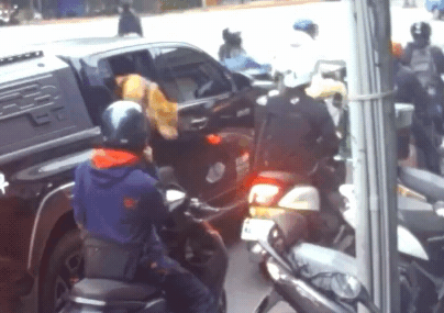 北市又爆「凶猛比特犬襲騎士」疑同一隻!不甩遭鎖喉「發狠撕咬」驚悚畫面曝