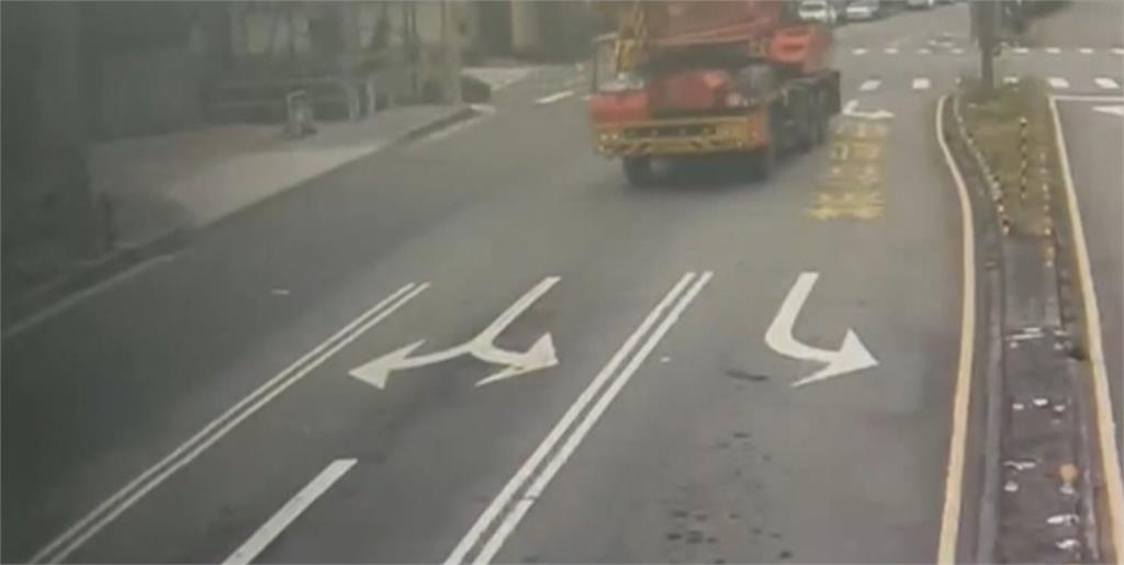 驚險！台中大吊車疑剎車失靈「倒退嚕」　苗栗大貨車、砂石車迎面相撞