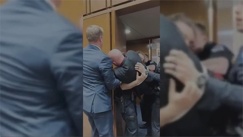 反戰人士參議院聽證會抗議美伊衝突　遭警驅離手臂骨折