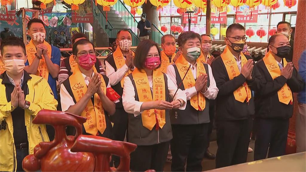 快新聞/葫蘆寺除瘟遶境 蔡英文到場、北市三參選人互動冷