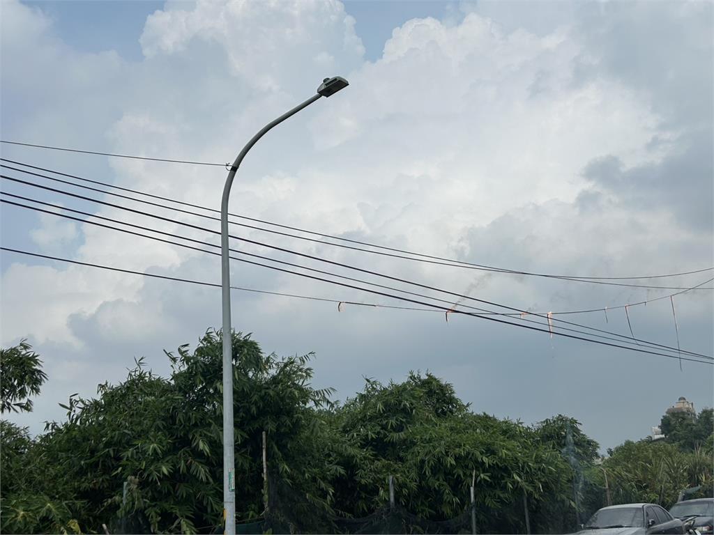 回收車抓臂沒收！扯斷電線起火燃燒　居民曝：不是第一次