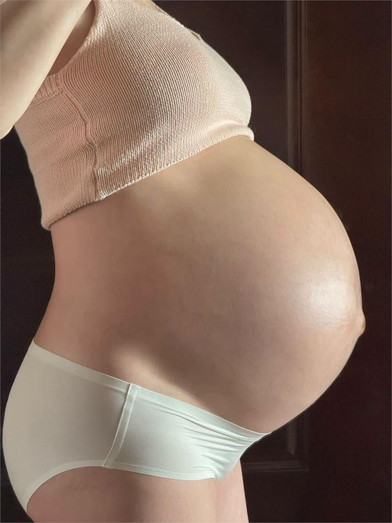鄭家純倒數1週生產！帶著「恐龍蛋巨肚」挺洋流：子宮擴張差不多到極限了