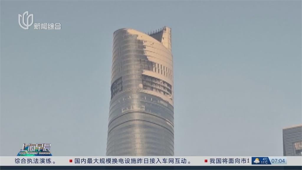 寒流來襲！　中國第一高樓被冰封　網友戲稱「漂浮咖啡」