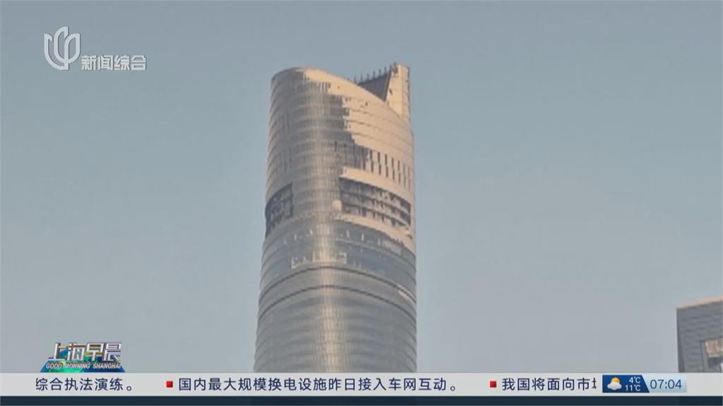 寒流來襲! 中國第一高樓被冰封 網友戲稱「漂浮咖啡」